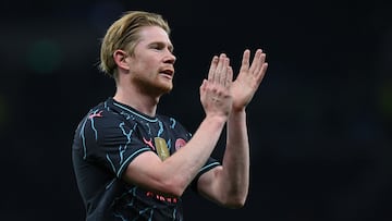 Manchester City's Belgian midfielder #17 Kevin De Bruyne applauds fans on the pitch after the English FA Cup fourth round football match between Tottenham Hotspur and Manchester City at Tottenham Hotspur Stadium in London, on January 26, 2024. City won the game 1-0. (Photo by Glyn KIRK / AFP) / RESTRICTED TO EDITORIAL USE. No use with unauthorized audio, video, data, fixture lists, club/league logos or 'live' services. Online in-match use limited to 120 images. An additional 40 images may be used in extra time. No video emulation. Social media in-match use limited to 120 images. An additional 40 images may be used in extra time. No use in betting publications, games or single club/league/player publications. / 