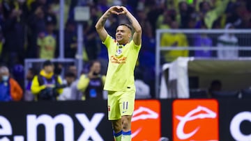 Jonathan Rodríguez festeja un gol con Cruz Azul.