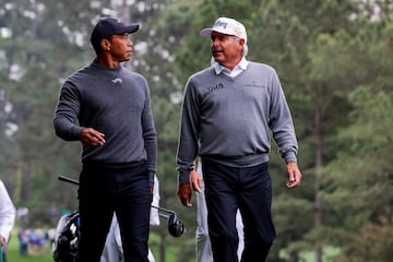 Augusta (United States), 09/04/2024.- US golfers, Tiger Woods (L) and Fred Couples (R) walk to the tee on the fifth hole during the second practice round for the Masters Tournament at the Augusta National Golf Club in Augusta, Georgia, USA, 09 April 2024. The Augusta National Golf Club will hold the Masters Tournament from 11 April through 14 April 2024. EFE/EPA/JUSTIN LANE